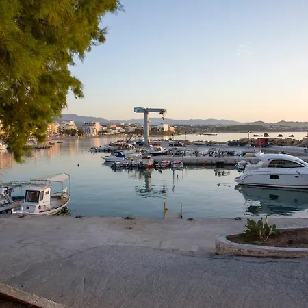 Апартаменти Studio 5 Min Walk From Old Harbour